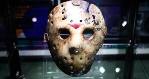 El tráiler de ‘Crystal Lake’ revela la historia del origen de ‘Viernes 13’ con Linda Cardellini como Pam Voorhees