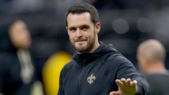 Derek_Carr_looks_on.jpg
