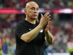 El director técnico de la selección de Egipto ondea la bandera palestina tras la victoria en el Mundial sobre Australia