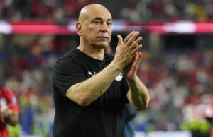 El director técnico de la selección de Egipto ondea la bandera palestina tras la victoria en el Mundial sobre Australia