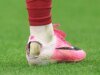 ¿Por qué algunos jugadores de fútbol se cortan los talones de sus botas?