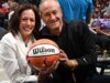 Kamala Harris asiste al juego de Los Angeles Sparks y da un discurso insufrible y aburrido al equipo