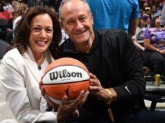Kamala Harris asiste al juego de Los Angeles Sparks y da un discurso insufrible y aburrido al equipo