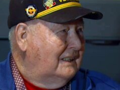 Un veterano de la Segunda Guerra Mundial de 99 años recibe el Corazón Púrpura después de esperar más de 80 años