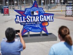 Fãs de campo no Dwelling Run Derby receberão luvas de beisebol gigantes