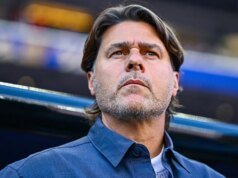El entrenador de EE. UU., Mauricio Pochettino, patea botellas de Powerade con frustración mientras la defensa del equipo en la primera mitad parece inestable