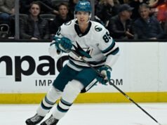 Shakir Mukhamadullin assina novamente por dois anos com Oilers