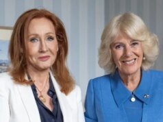 Apoiadores trans se manifestam contra o encontro de JK Rowling com a Rainha Camilla: ‘Protejam as bonecas’