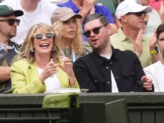 Ruth Langsford se reúne com o filho do ex Eamonn Holmes em Wimbledon