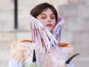 Los largos y cachondos pezones de Emma Corrin se adueñan de la semana de la moda