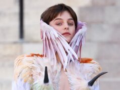 Los largos y cachondos pezones de Emma Corrin se adueñan de la semana de la moda