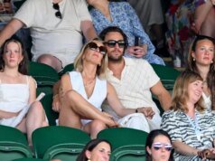 Aaron Taylor-Johnson, de 36 años, y su esposa Sam, de 59, silencian a los críticos con un beso apasionado en Wimbledon