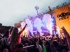 Caos en un pageant de música del Reino Unido mientras los fanáticos quedan atrapados en colas de una hora para ir al baño
