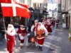 Es Navidad en julio cuando cientos de Papá Noel salen a la marcha en medio de una sofocante ola de calor de verano.