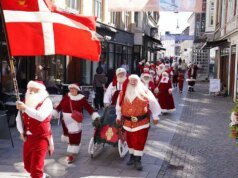 Es Navidad en julio cuando cientos de Papá Noel salen a la marcha en medio de una sofocante ola de calor de verano.