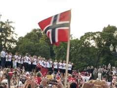 Em casa, jogadores da Noruega saudaram e receberam audiência com o rei