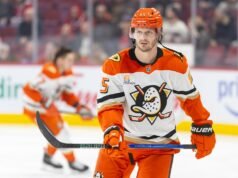 Sharks contratam o veterano defensor Jacob Trouba com contrato de quatro anos