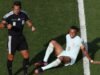 Kylian Mbappé marca o oitavo gol na Copa do Mundo antes de sair com uma “leve” lesão no tornozelo