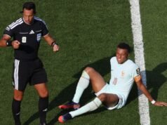 Kylian Mbappé marca o oitavo gol na Copa do Mundo antes de sair com uma “leve” lesão no tornozelo