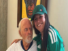 La camiseta de fútbol de Inglaterra de Sir Anthony Hopkins genera debate