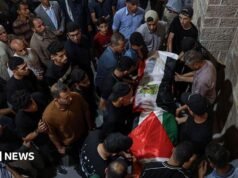 Palestinos lloran la muerte del organizador de proyecciones de la Copa Mundial en Gaza en ataque israelí