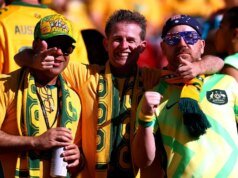 Los fanáticos del fútbol australiano se apoderaron de un Walmart de Texas cantando «Nos van a deportar» mientras la policía los escoltaba hacia afuera.