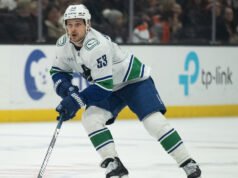 Maple Leafs assinam com Teddy Blueger um contrato de dois anos e US$ 5 milhões