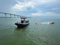 La Guardia Costera de EE. UU. salva a 8 personas, entre ellas un bebé y un niño, después de que un barco naufragara frente a la playa de Fort Myers