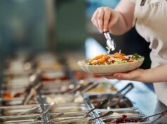 Desde las propinas hasta la etiqueta, he aquí por qué los buffets no son tan buenos como mucha gente parece pensar