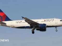 ‘Definitivamente sentí una gran explosión’: avión de Delta alcanzado por fuegos artificiales mientras aterrizaba en Chicago