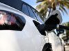 Cada vez más farolas en California, Nueva York y Connecticut pronto cargarán vehículos eléctricos