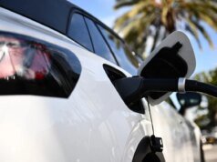 Cada vez más farolas en California, Nueva York y Connecticut pronto cargarán vehículos eléctricos