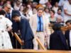 Rob Brydon, Joseph Fiennes y Rishi Sunak entre la multitud durante el quinto día de Wimbledon