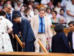 Rob Brydon, Joseph Fiennes y Rishi Sunak entre la multitud durante el quinto día de Wimbledon