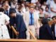 Rob Brydon, Joseph Fiennes y Rishi Sunak entre la multitud durante el quinto día de Wimbledon