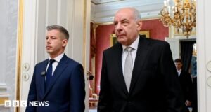 El parlamento húngaro vota para destituir al presidente de su cargo
