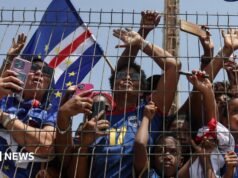 Miles de personas dan la bienvenida a casa a los futbolistas de Cabo Verde después de una impresionante carrera en la Copa del Mundo
