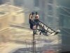 Duas pessoas sobem ao topo do Empire State Constructing com uma enorme faixa