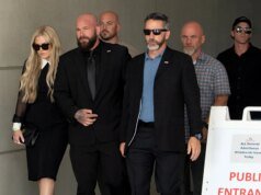 La familia de Charlie Kirk se encuentra cara a cara con el asesino acusado por primera vez