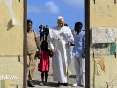 El Papa insta a Europa a hacer más por los inmigrantes durante su visita a la isla puerta de entrada