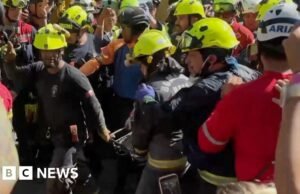 Vítores y aplausos mientras el guardia de seguridad es rescatado de los escombros