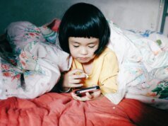 Mientras la IA acelera el abuso digital, las agencias del Reino Unido instan a los padres a limitar quién ve las fotos de sus hijos en línea