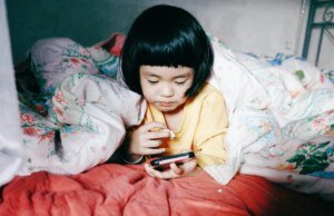 Mientras la IA acelera el abuso digital, las agencias del Reino Unido instan a los padres a limitar quién ve las fotos de sus hijos en línea