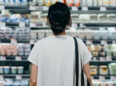 Millones de estadounidenses se endeudan y agotan sus ahorros para poder comprar alimentos
