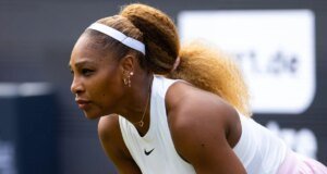Serena Williams se retira del partido de dobles de Wimbledon con su hermana Venus
