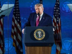 Trump advierte de "amenaza comunista" en el discurso del 4 de julio