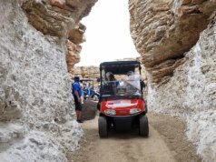 Los golfistas parecen lanzar su carrito por un acantilado y aterrizar en el agua en un campo en Missouri diseñado por Tiger Woods