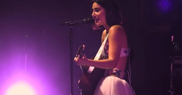 gracie-abrams-concert-b.jpg