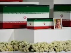 Pequeño ataúd junto al de Ali Jamenei: nieta de 14 meses honrada en el funeral del Líder Supremo de Irán