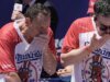 El legendario Joey Chestnut gana el 18.º concurso de comer perritos calientes de Nathan’s al devorar 66 salchichas y panecillos